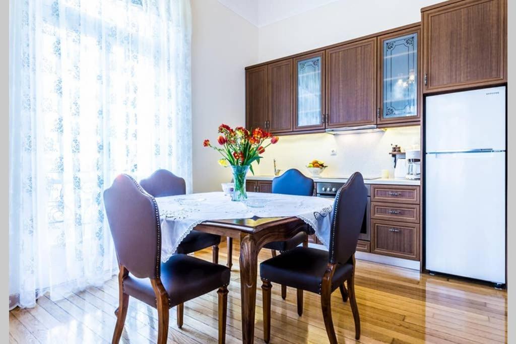 Neoclassical Apartment With 3 Bedrooms In Pireo Esterno foto