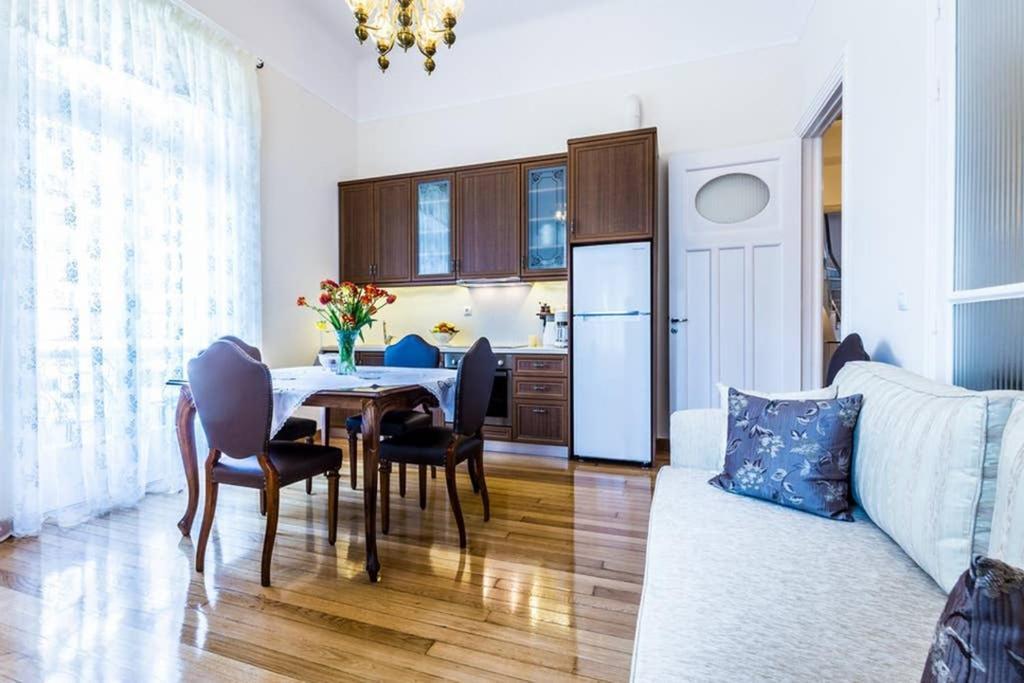 Neoclassical Apartment With 3 Bedrooms In Pireo Esterno foto
