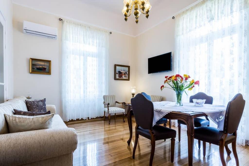 Neoclassical Apartment With 3 Bedrooms In Pireo Esterno foto