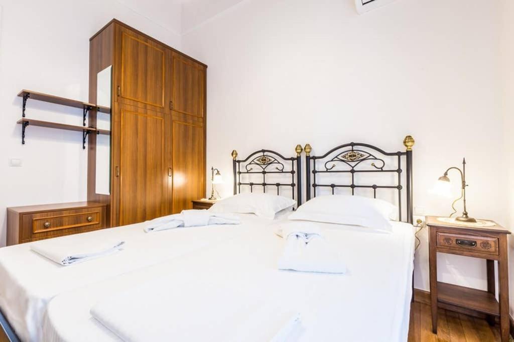 Neoclassical Apartment With 3 Bedrooms In Pireo Esterno foto