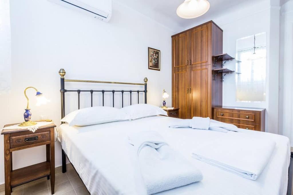 Neoclassical Apartment With 3 Bedrooms In Pireo Esterno foto