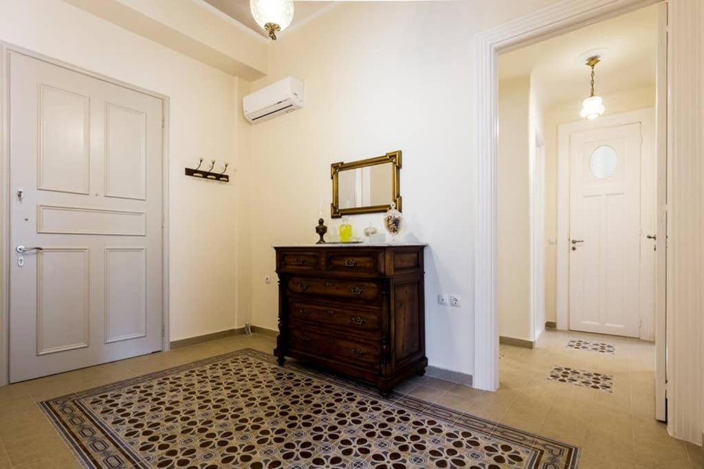 Neoclassical Apartment With 3 Bedrooms In Pireo Esterno foto