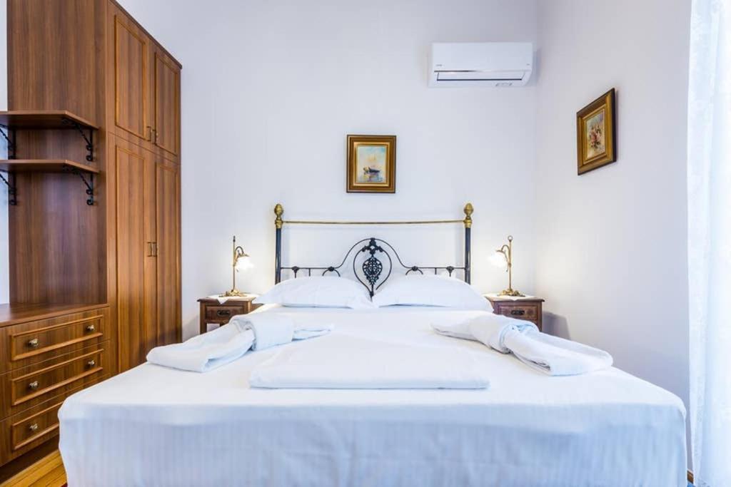 Neoclassical Apartment With 3 Bedrooms In Pireo Esterno foto