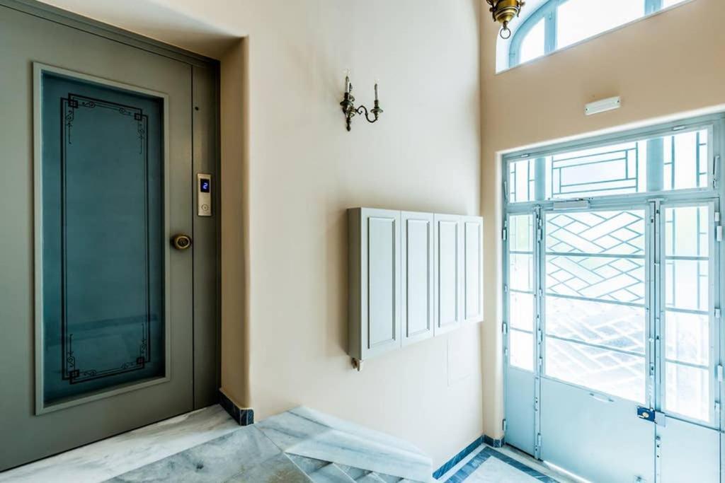 Neoclassical Apartment With 3 Bedrooms In Pireo Esterno foto