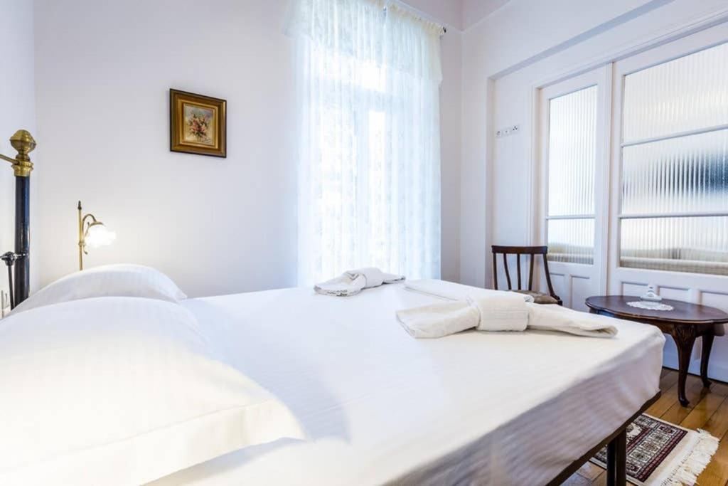 Neoclassical Apartment With 3 Bedrooms In Pireo Esterno foto